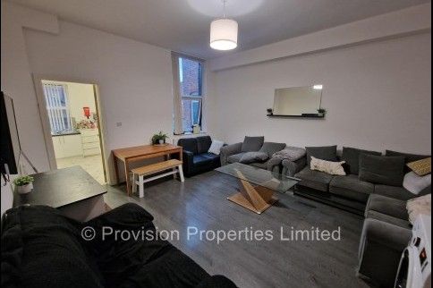 8 Bedroom Houses Brudenell Road Hyde Park - Photo 1