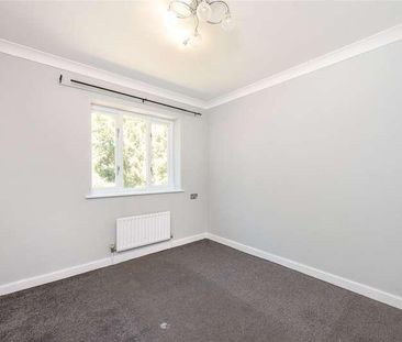 Neville Close, Hounslow, London, TW3 - Photo 1
