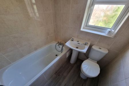3 bedroom end of terrace house to rent - Photo 3