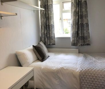 4 bedroom semi-detached house to rent - Photo 4