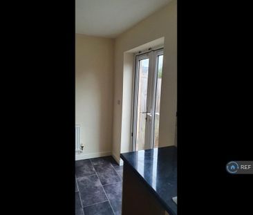 2 bedroom end of terrace house to rent - Photo 3