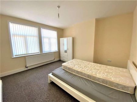 Vancouver Mansions, Vancouver Road, Edgware, HA8 - Photo 2