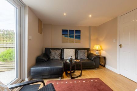 2 bedroom mews to rent - Photo 2