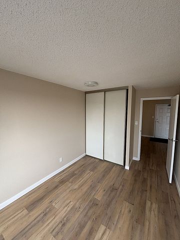 924 14 Ave SW, Calgary - Photo 4