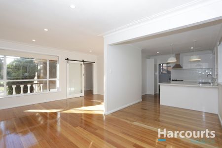 Spacious and Bright 3 Bedroom Home in Lalor - Photo 3
