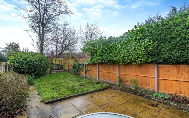 This mews home offers spacious accommodation over three floors backing on to the Bridgewater Canal, forming part of a popular courtyard development. - Photo 1