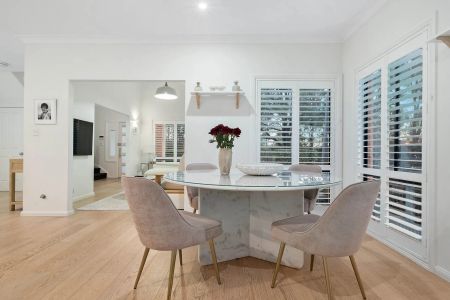 Beautifully Stylish, Modern Family home in Quiet and Leafy Locale - Photo 3