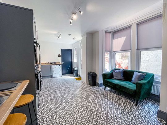 🌟 Ideal Location on Chantry Lane, Grimsby 🌟 Room 1 - En-Suite - Photo 1