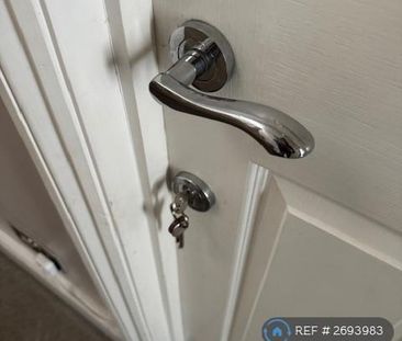 1 bedroom in a house share to rent - Photo 3