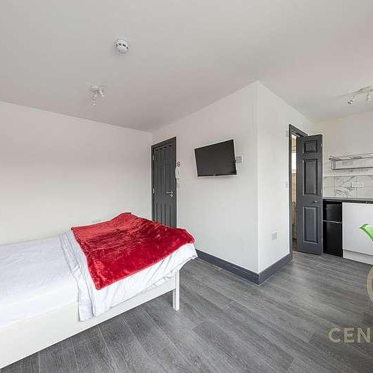 Park Lane, UB4 - Photo 1