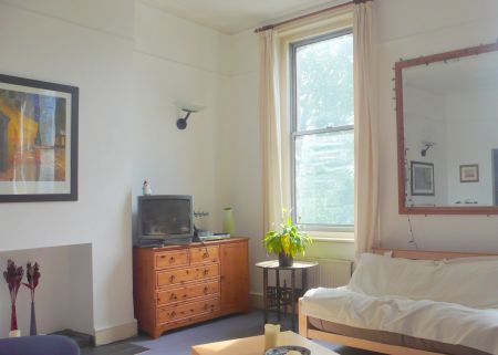 2 Bedroom Flat - Photo 2