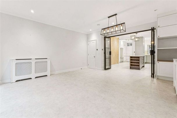 Five bedroom town house located in a popular gated development backing directly onto Richmond Park - Photo 1