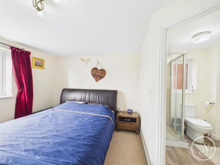 4 bedroom detached house to rent - Photo 4