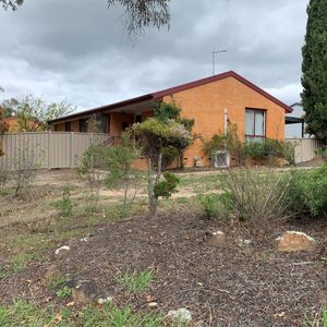 1 Simson Place, Kambah ACT 2902 - House For Rent | Domain - Photo 2