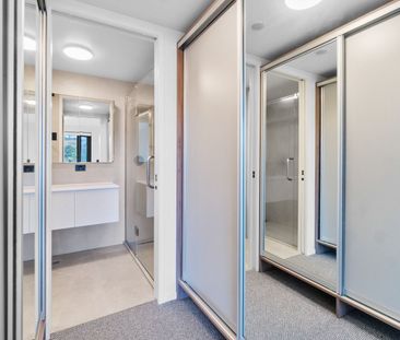 Sleek Epsom Apartment - Photo 2