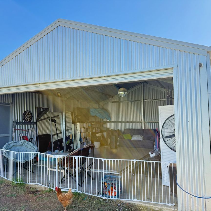 Spacious 4-Bedroom Family Home with a Pool - Photo 1