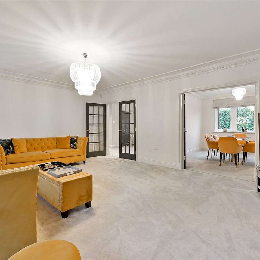 An exceptional detached family home in an exclusive gated setting. - Photo 1