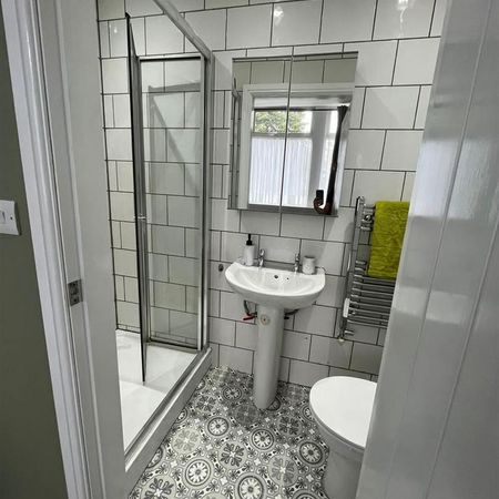 1 bedroom in a house share to rent - Photo 4