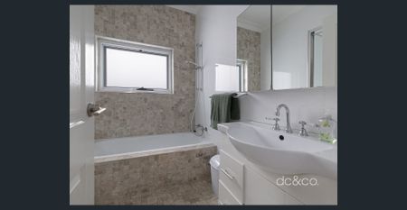 Period charm meets modern sophistication - Photo 5