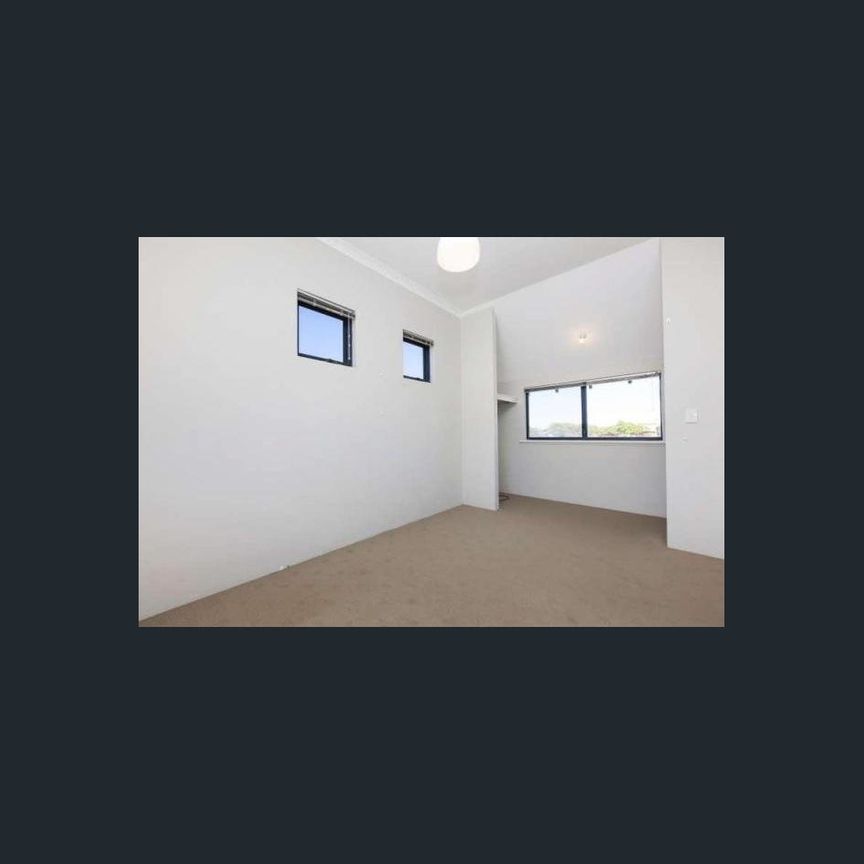 Spacious & Modern Townhouse! - Photo 1