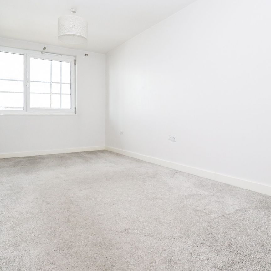 2 bed flat to rent in North Court, Upper Charles Street, Camberley, Surrey, GU15 3GX - Photo 1