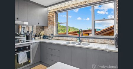 Newly Renovated Coastal Home With Stunning Views & Flexible Living Options - Photo 4