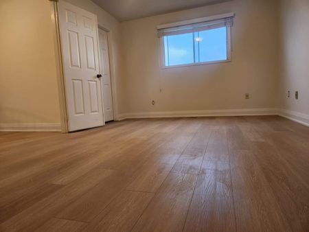 Four bedroom detached Whitby ( No basement) - Photo 4