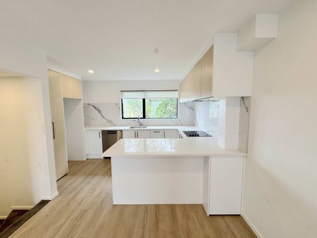 Executive Townhouse with Modern Design and Great Location - Photo 3