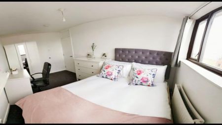 1 bedroom in a flat share to rent - Photo 4