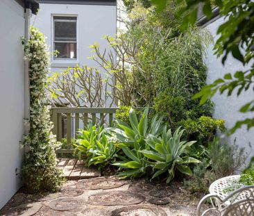 Park-front residence on dual-access block - Photo 4