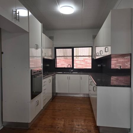 3 Bedroom Home in Roselands - Photo 3