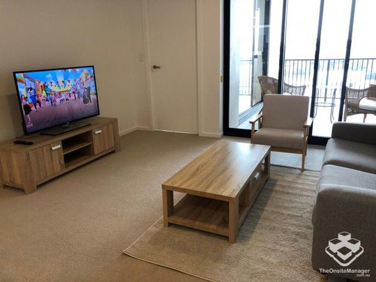 Furnished 1-Bed Apartment + Car Park | Prime Location - Photo 1