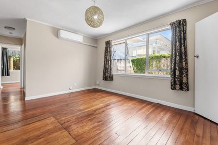 4 Bedroom House in Glen Eden - Photo 2