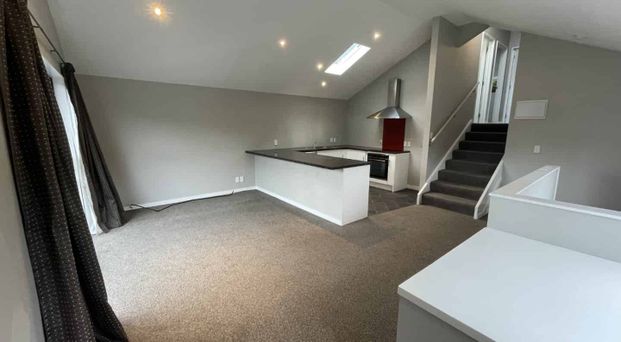 Sunny 3-Bedroom Townhouse in Sought-After Wadestown - Photo 1