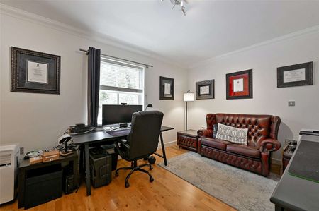 A spacious and impressive town house with ground floor rear extension in this sought after development. - Photo 2