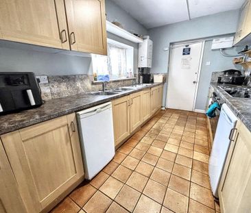 1 bedroom in a flat share to rent - Photo 2