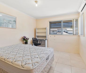 Modern Split-Level Townhouse in Prime Robina Location - Ideal for S... - Photo 2