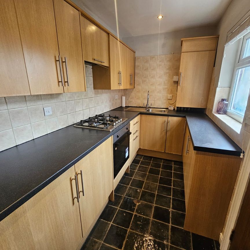 6 Bed - 137 Ash Road, Headingley, Leeds - LS6 3HD - Student - Photo 1