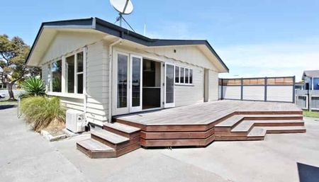 Sunny Family Home - Photo 3