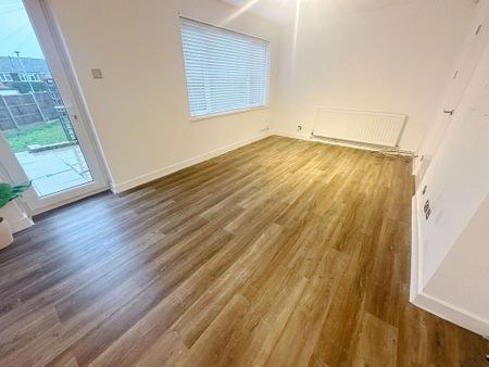 3 bedroom end of terrace house to rent - Photo 2