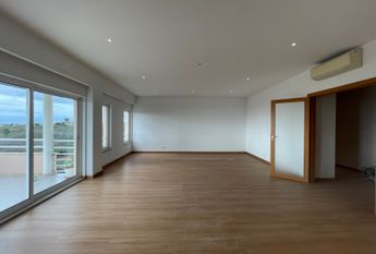 Apartamento T3 com estacionamento e vista de mar em Santo Amaro de Oeiras