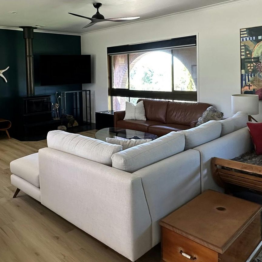 Fully furnished refined elegance with exceptional outlook. 1 Year lease only - Photo 1