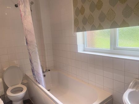 3 bedroom end of terrace house to rent - Photo 3