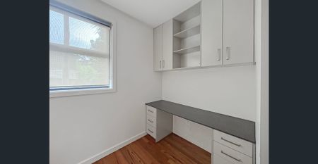 Stylish 2-Bedroom Townhouse in a Prime Oak Park Pocket - Photo 2