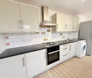 Three bedroom house close to King Georges Hospital - £2350 - Photo 5