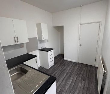 3 bedroom flat to rent - Photo 4