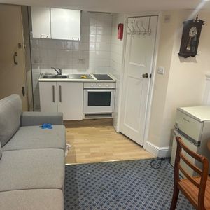 Studio Flat, Warwick Road, SW5 - Photo 2