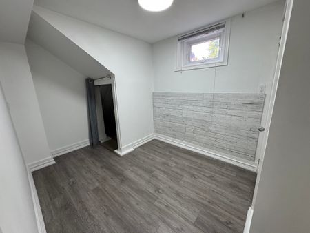 SPACIOUS 2 Bedroom Lower Unit in Oakville - Photo 5