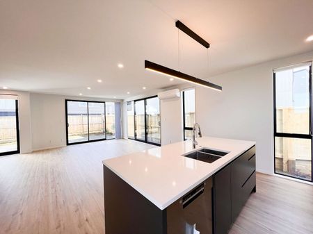 Stylish 4 Bedroom with Study Home in Prime Hillsborough Location - Photo 5