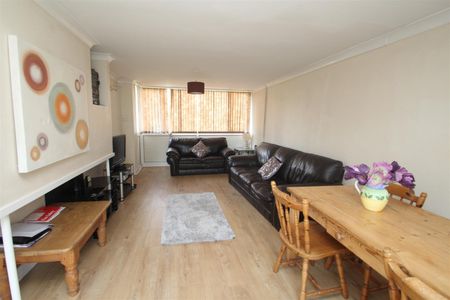 Room 3, 20 Barley Croft, HP2 4UY, Hemel Hempstead - Photo 2